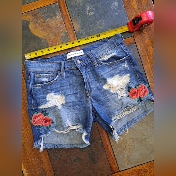 Flying Monkey Pants - Flying Monkey embroidered rose shorts -- size 27
